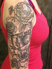 女孩手臂花朵相机黑色线条纹身图案
