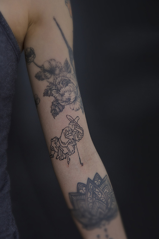 手臂逼真花蕊与简约人像纹身图案