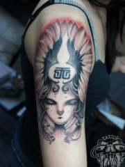 女性胳膊肖像和字符纹身图案