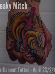 手背old school匕首老虎纹身图案