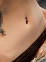 女生腰部彩色燕子唯美纹身图案