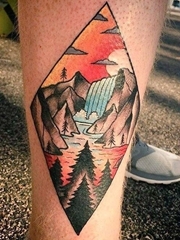 小腿上的传统风格菱形里的山水景色纹身
