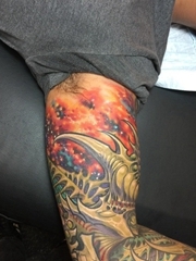 右手花臂上帅气的生物机械纹身