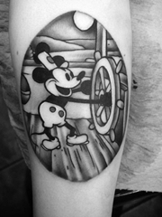 小臂上的椭圆里的可爱米奇图案纹身