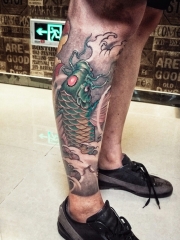 小腿跃出水面的鲤鱼纹身图案