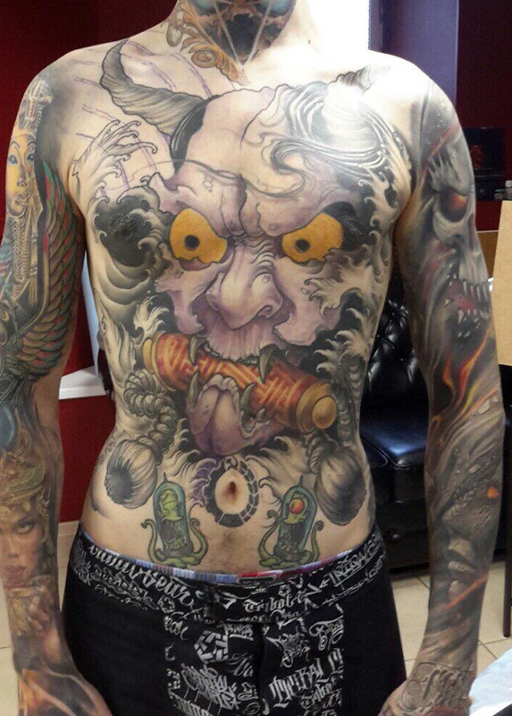 胸部面貌狰狞的般若霸气纹身图案