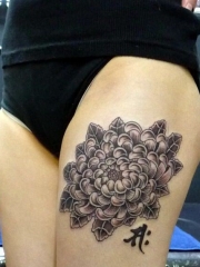 性感美女大腿上菊花和汉字纹身图案