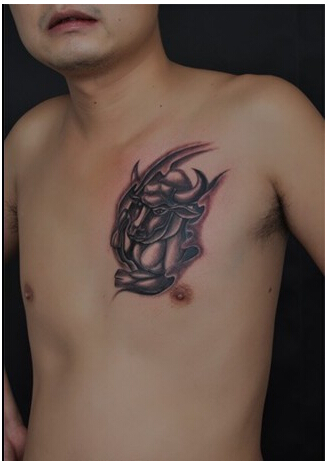 时尚男胸部个性牛头纹身图案