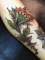 小腿上的新传统风格花图案纹身