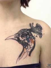 胸部性感线条孔雀泼墨纹身图案