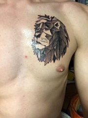 男性左侧胸部上的帅气黑灰色几何风格狮子纹身