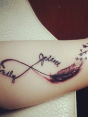 手臂好看的羽毛小鸟和字母纹身图案