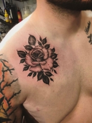 男子胸部玫瑰花纹身图案