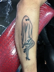 手小臂膀上的黑灰色美女幽灵纹身图片