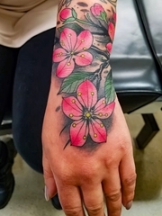 手腕上彩色樱花纹身植物颜料纹身图片
