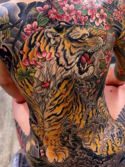 满背霸气咆哮的老虎花蕊彩绘纹身图案