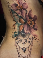 侧腰唯美水彩兰花蝴蝶和点刺挂饰纹身图案