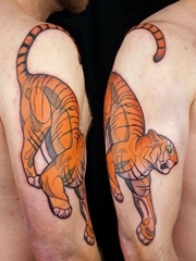 男性右手臂彩色纹身老虎小动物纹身图案