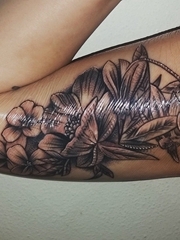 手大臂膀内侧精致的黑灰色花朵纹身