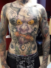 胸部面貌狰狞的般若霸气纹身图案