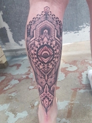 小腿上的黑色密集的几何曼陀罗纹身图片