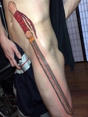 男子侧身上一把霸气的长剑纹身图片