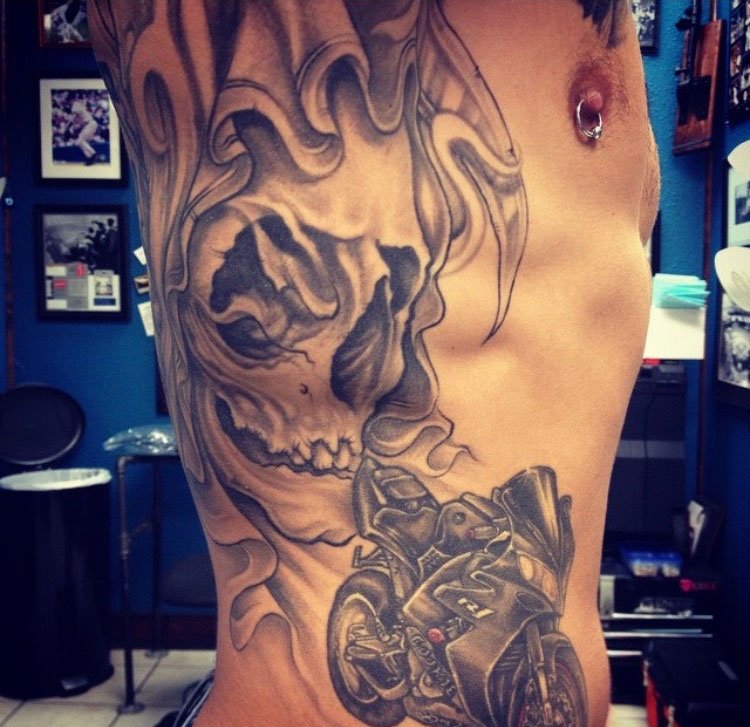 黑灰色骷髅头纹身腰部男性超霸气纹身图案