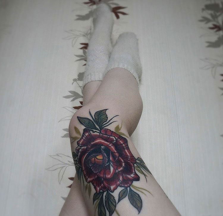 女性彩色植物颜料纹身玫瑰花纹身图案