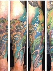 彩色时尚花臂纹身潜水员和鳗鱼和海神三叉戟纹身图片