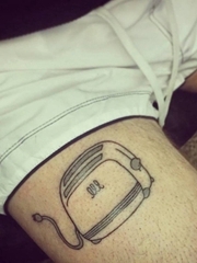 大腿上一台可爱的简约风格烤面包机纹身图片