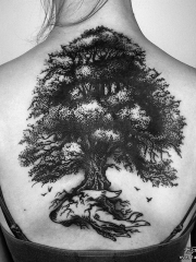 背部欧美写实的大树和手纹身图案