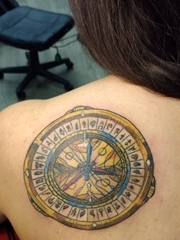 女性背上漂亮的黄金罗盘纹身图片