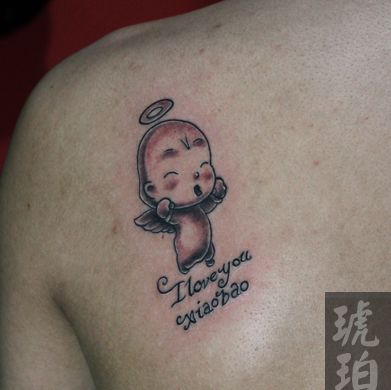 背部超萌超可爱的小天使字母纹身图案