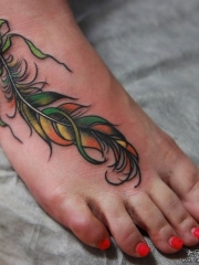 脚背彩色羽毛纹身图案