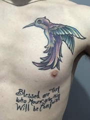 男子左侧胸部上漂亮的蜂鸟和英文字纹身