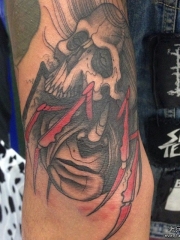 大臂骷髅怪物纹身图案