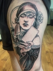 大腿上一个漂亮的女性纹身图片