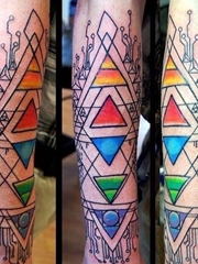 个性的几何图形花臂纹身图片