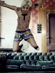 权志龙赤裸胸部十字架纹身图案