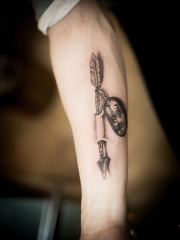 手臂个性3d嵌入血肉的箭纹身图案