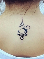 女孩背上个性的黑色梵文风格纹身