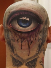 光头男头部个性的眼睛纹身图案