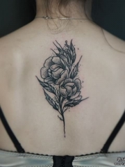 背部欧美小清新花卉黑灰点刺纹身图案