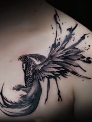 胸部好看的凤凰纹身图案