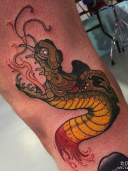 大腿school断开的蛇纹身图案