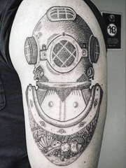 男性手臂黑灰色几何纹身点刺技巧潜水头盔纹身图片