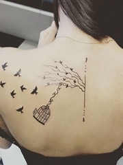 女性黑色动物纹身轮廓鸟纹身的图案