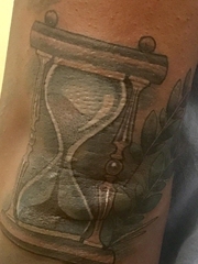 黑灰色写实风格沙漏图案纹身图片