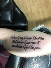 手大臂膀上的三行英文字纹身图片