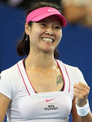 李娜胸部心形玫瑰纹身图案